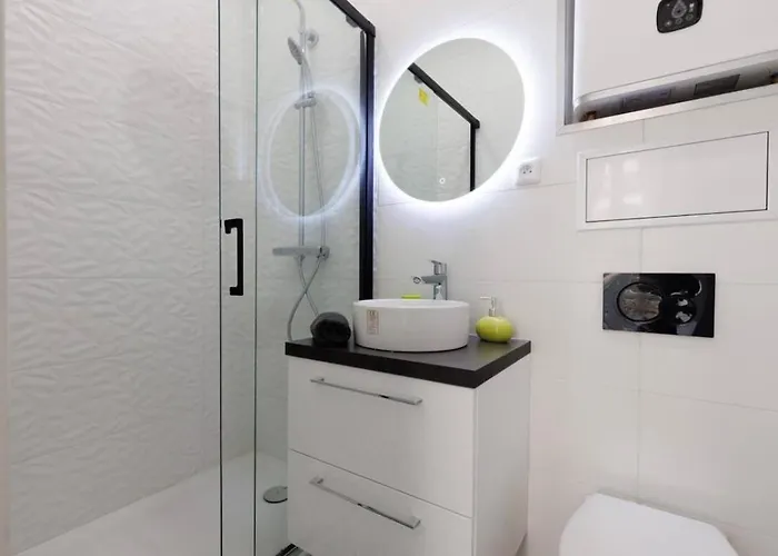 1 Bed, Center Of With Ac * Nice