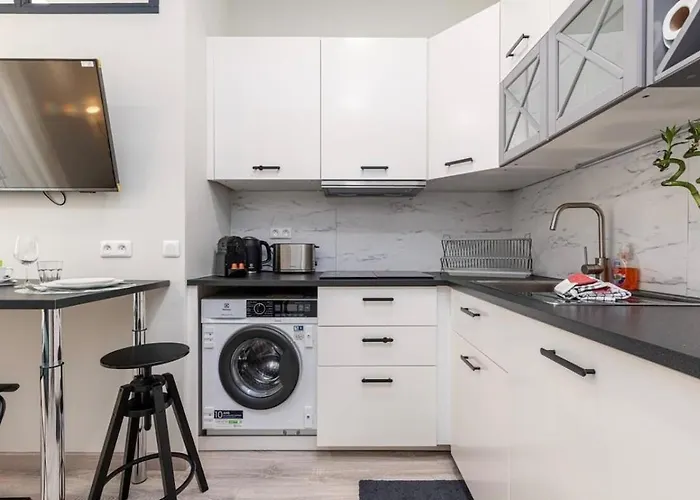 1 Bed, Center Of With Ac *